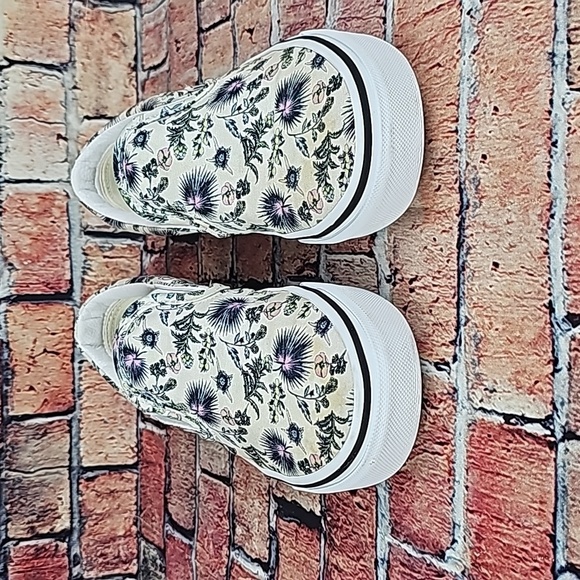 VANS CLASSIC SLIP ON FLORAL PRINT SHOES,  WOMANS SIZE 6.5 GUC - Picture 4 of 12